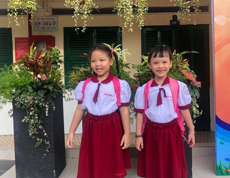 Niềm vui ngày đầu tiên đi học của đôi bạn Niềm vui ngày đầu tiên đi học của đôi bạn