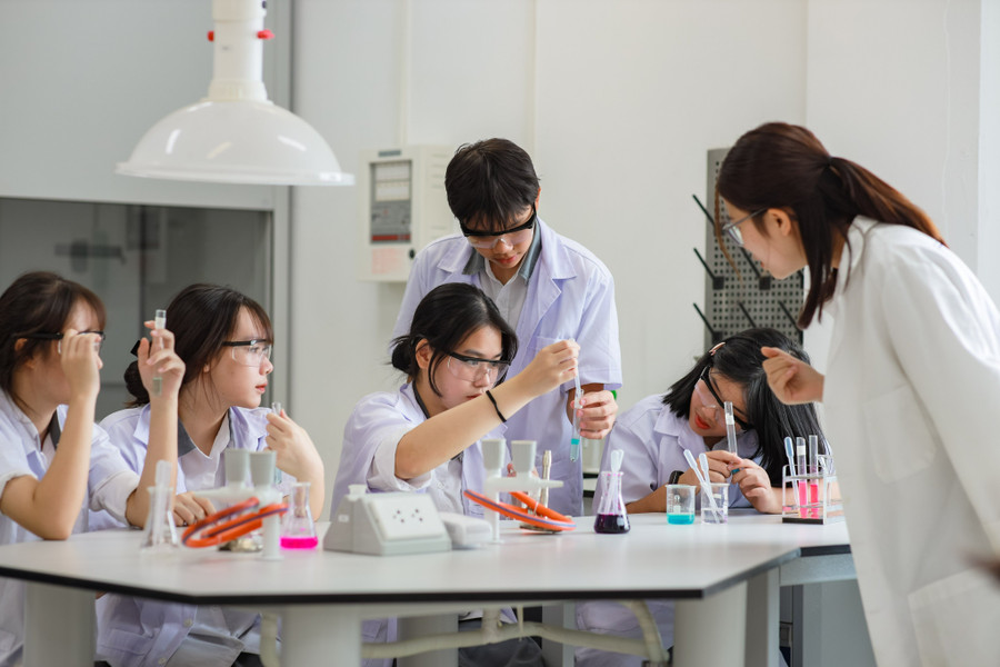 Giáo viên hướng dẫn học sinh trong giờ thực hành tại Ban Mai School (Hà Nội).