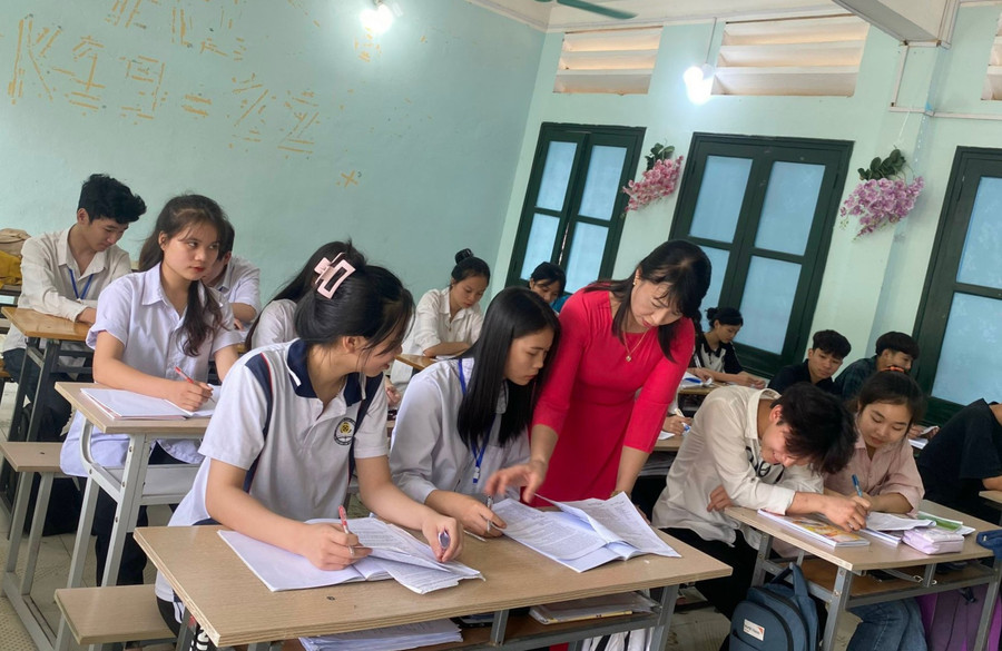 Giáo viên dạy Ngữ văn cần chuyển từ quan tâm học sinh “học cái gì” chuyển sang quan tâm “học như thế nào”. Giáo viên dạy Ngữ văn cần chuyển từ quan tâm học sinh “học cái gì” chuyển sang quan tâm “học như thế nào”.