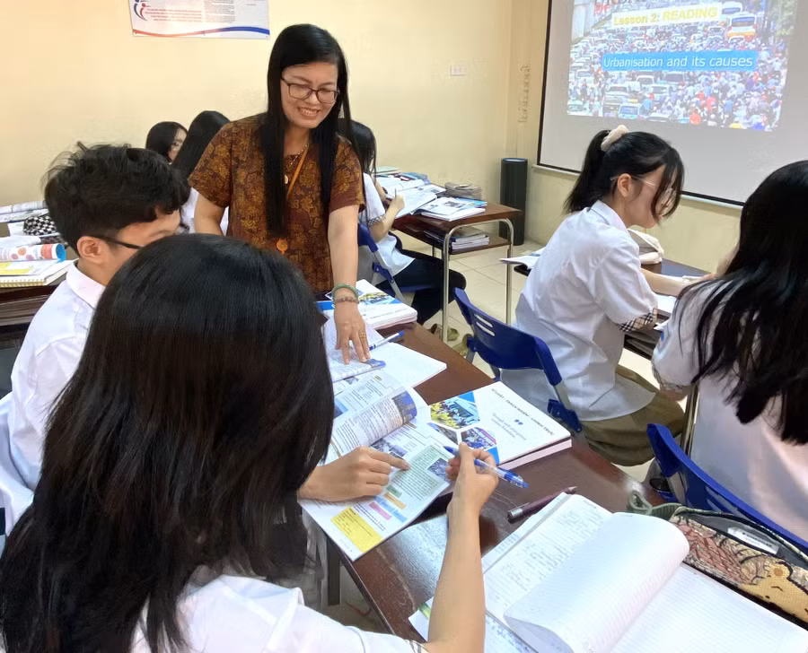 Cô Đinh Thị Bích Liên và học trò trong giờ dạy học Tiếng Anh.