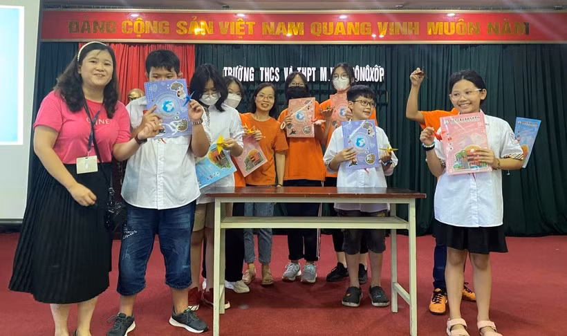 Sinh hoạt câu lạc bộ Ngoại ngữ tại Trường Lômônôxốp.