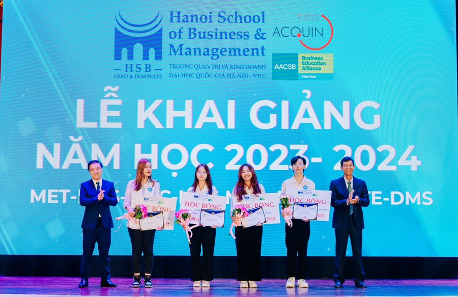 Lãnh đạo nhà trường trao thưởng cho các tân sinh viên xuất sắc trong lễ khai giảng.