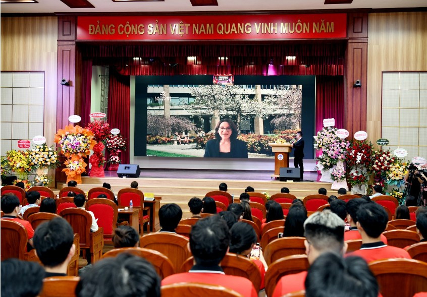 GS. Amalia Di Iorio - Phó Hiệu trưởng Phụ trách liên kết đào tạo Đại học La Trobe chia sẻ với tân sinh viên tại lễ khai giảng qua nền tảng zoom.