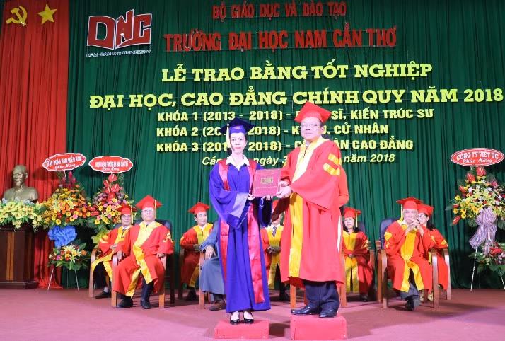 Sinh viên nhận bằng tốt nghiệp danh dự của trường