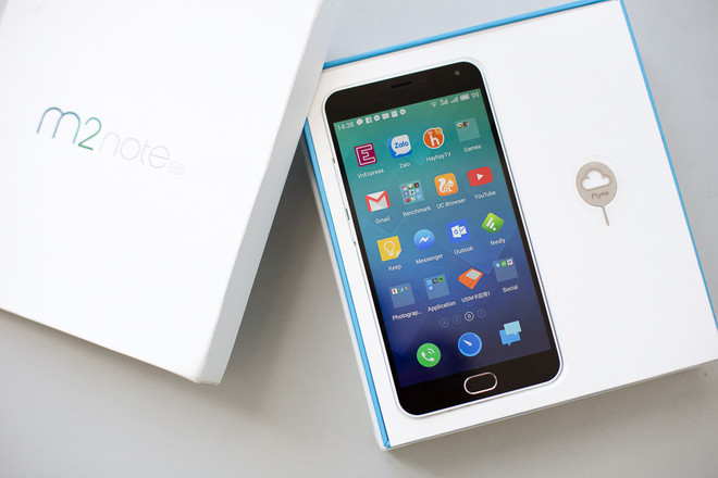 Mở hộp smartphone màn hình Full HD rẻ nhất thị trường