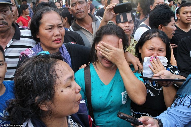 Một số người thân tập trung bên ngoài bệnh viện Adam Malik là nơi tiếp nhận thi thể của các nạn nhân. Tướng Supriatna khẳng định các nạn nhân hầu như không còn cơ hội sống sót do máy bay đã nổ tung trong quá trình rơi. Ảnh: AFP