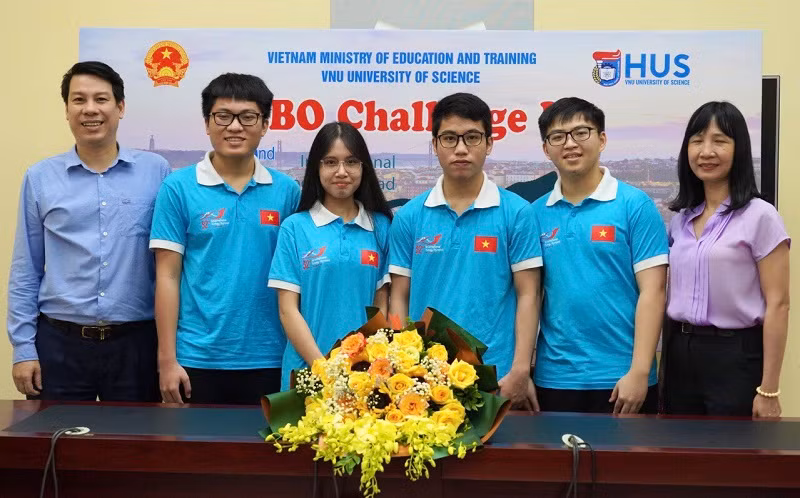 Đội tuyển Olympic Tin học quốc tế năm 2021 chụp ảnh cùng thầy cô huấn luyện và đại diện lãnh đạo Bộ GD&ĐT. 