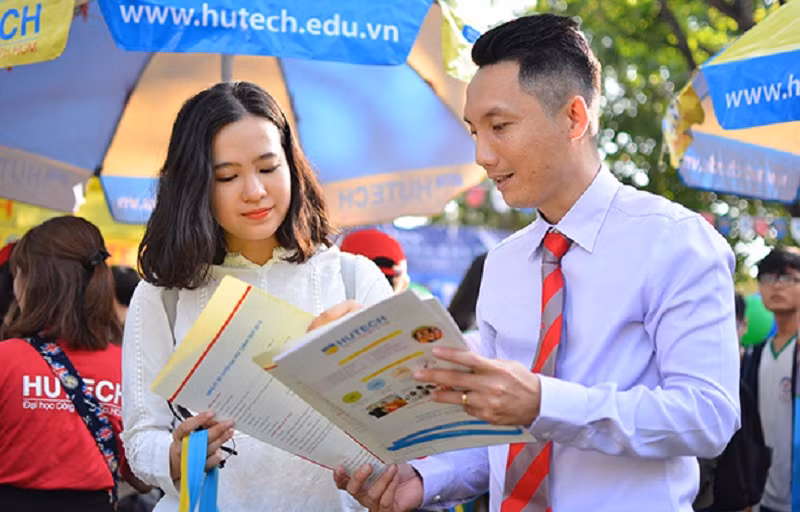 Chuyên gia tư vấn cho thí sinh tại TPHCM đầu năm 2020. Ảnh minh họa