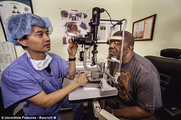 Choáng với người đàn ông xăm lên cả nhãn cầu