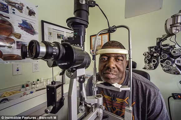 Rùng rợn: Xăm nhãn cầu để... mắt đen lay láy