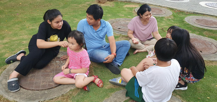 Thầy cô giáo trò chuyện với các em nhỏ sau giờ học. Thầy cô giáo trò chuyện với các em nhỏ sau giờ học.