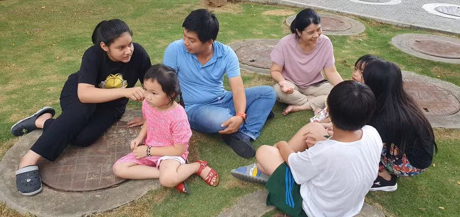 Thầy cô giáo trò chuyện với các em nhỏ sau giờ học. Thầy cô giáo trò chuyện với các em nhỏ sau giờ học.