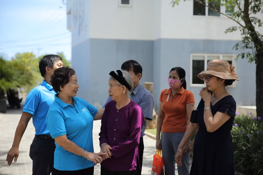 Chủ tịch Quỹ Hy vọng Trương Thanh Thanh hỏi thăm và giới thiệu các khu vực trường nội trú Hy Vọng với cụ Lê Thị Phượng