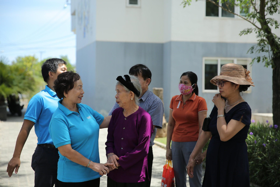 Chủ tịch Quỹ Hy vọng Trương Thanh Thanh hỏi thăm và giới thiệu các khu vực trường nội trú Hy Vọng với cụ Lê Thị Phượng Chủ tịch Quỹ Hy vọng Trương Thanh Thanh hỏi thăm và giới thiệu các khu vực trường nội trú Hy Vọng với cụ Lê Thị Phượng