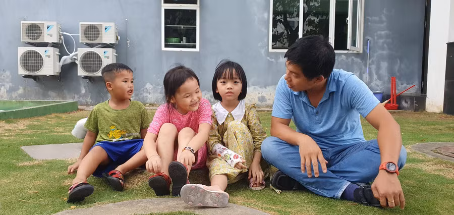 Ông Hoàng Quốc Quyền, Giám đốc dự án Trường Hy vọng đang trò chuyện với các bé nhỏ tuổi nhất của trường