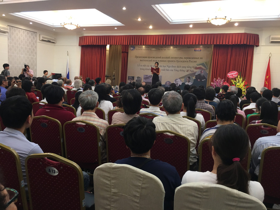 Đông đảo các đại biểu và người yêu thích văn học Nga tới dự. Đông đảo các đại biểu và người yêu thích văn học Nga tới dự.