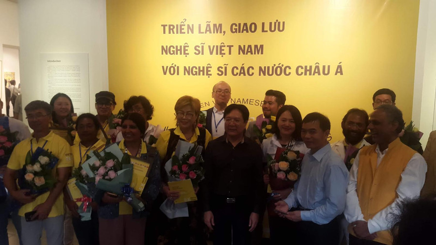 Ông Vương Duy Biên – Thứ trưởng bộ Văn hóa, Thể thao và Du lịch chụp hình lưu niệm cùng với các nghệ sĩ châu Á.