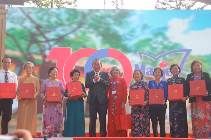 Phó Thủ tướng Trương Hòa Bình tặng quà cho các thầy cô giáo nguyên là lãnh đạo của trường qua các thời kỳ