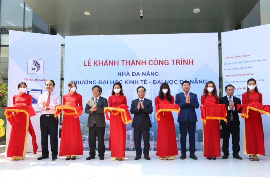 Đại diện ĐH Đà Nẵng và Trường ĐH Kinh tế cắt băng khánh thành và đưa vào sử dụng nhà đa năng