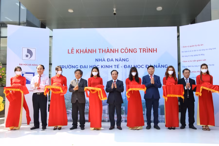 Đại diện ĐH Đà Nẵng và Trường ĐH Kinh tế cắt băng khánh thành và đưa vào sử dụng nhà đa năng