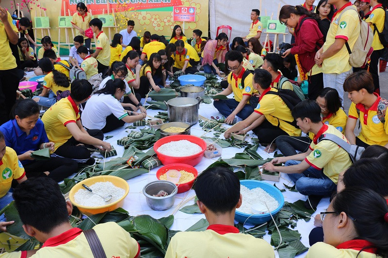 Rất đông tình nguyện tham gia hoạt động Nghìn bánh chưng xanh Rất đông tình nguyện tham gia hoạt động Nghìn bánh chưng xanh