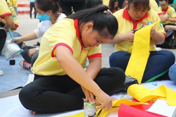 Làm thiệp gửi các chiến sĩ Làm thiệp gửi các chiến sĩ