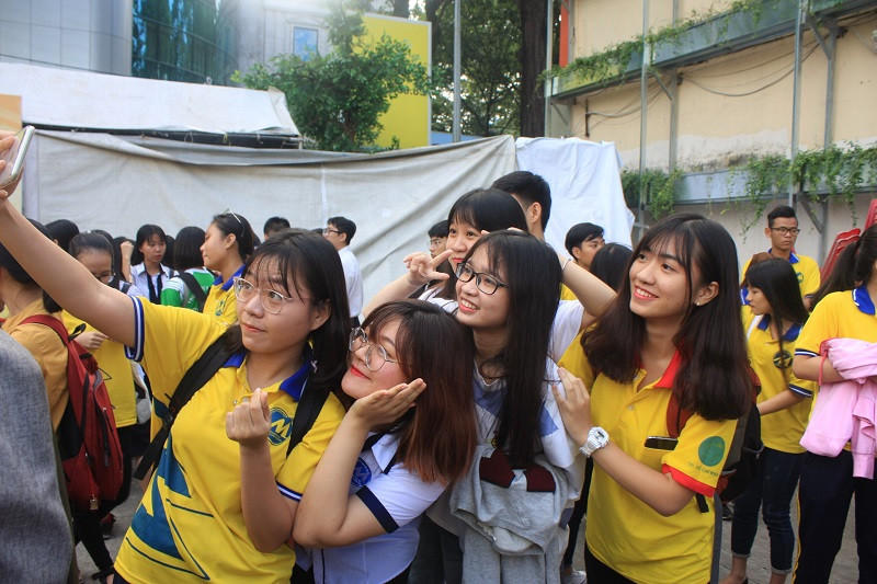 Nhóm bạn lưu lại khoảnh khắc trong lễ ra quân