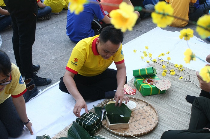 Và trổ tài gói bánh chưng