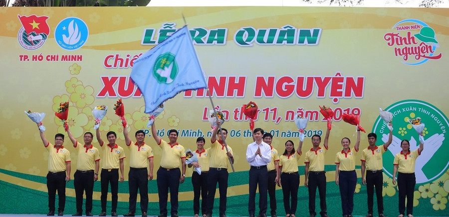 Phất cờ lệnh khởi động chiến dịch Xuân Tình nguyện năm 2019 Phất cờ lệnh khởi động chiến dịch Xuân Tình nguyện năm 2019