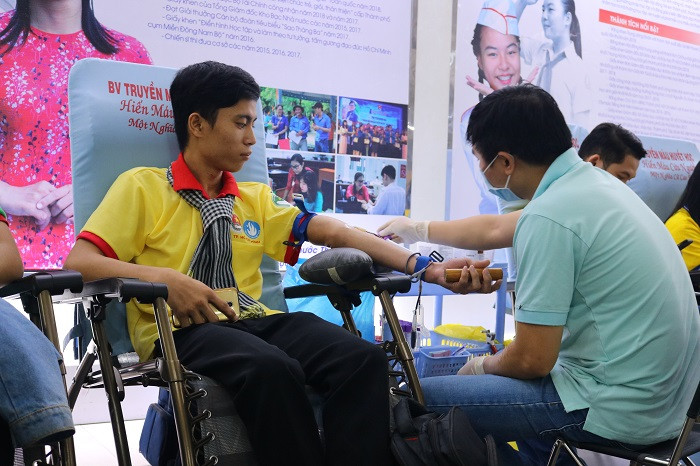 Các tình nguyện viên tham gia hiến máu sau lễ ra quân