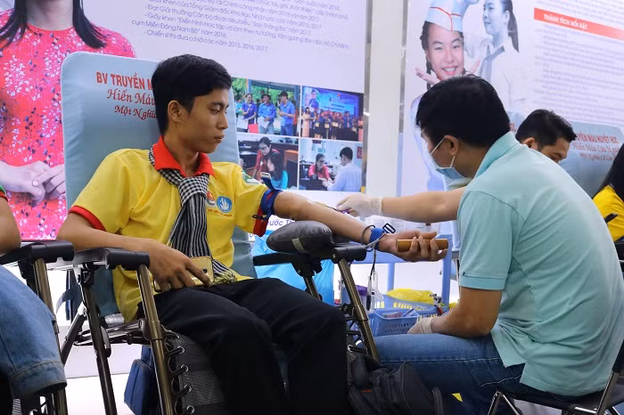 Các tình nguyện viên tham gia hiến máu sau lễ ra quân