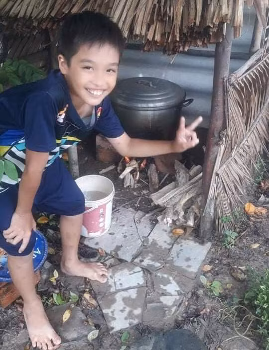 Còn nhỏ tuổi nhưng em Khoa có suy nghĩ và việc làm ý nghĩa hỗ trợ bà con khu cách ly.