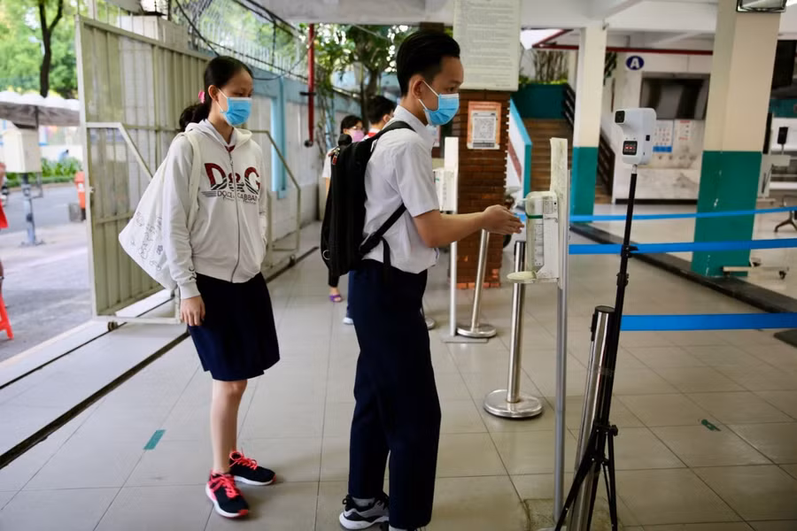 Các trường học ở TPHCM hiện vẫn đang đẩy mạnh những biện pháp phòng chống dịch.