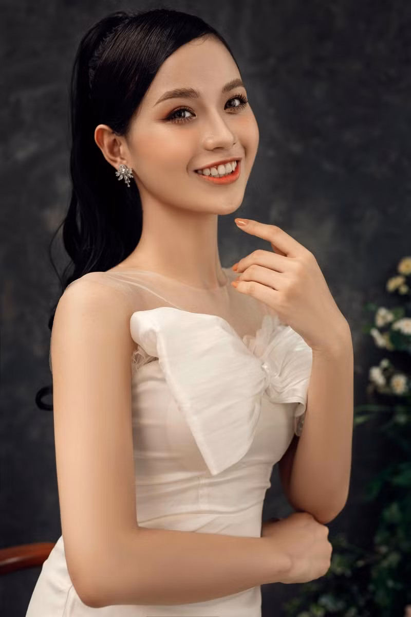 Thuỷ Tiên sinh năm 2000 và còn được biết đến với danh hiệu "Miss truyền cảm hứng" của cuộc thi Duyên dáng Ngoại thương.