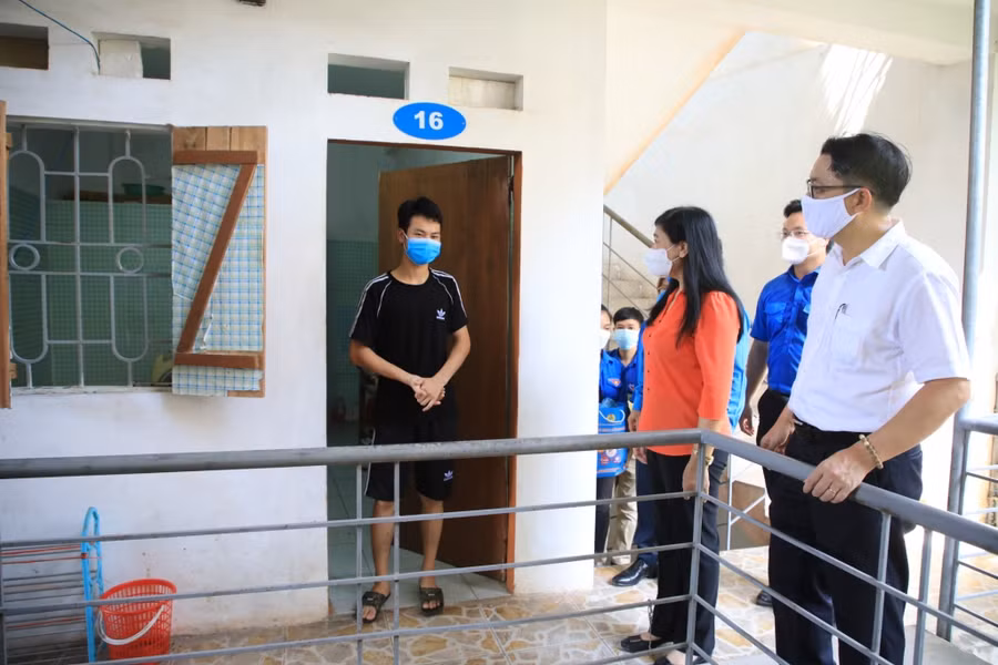 Lãnh đạo Ủy ban MTTQVN TP, LĐLĐ TP, Thành đoàn Hà Nội tặng quà, động viên các sinh viên, lao động nghèo gặp khó khăn do dịch Covid-19