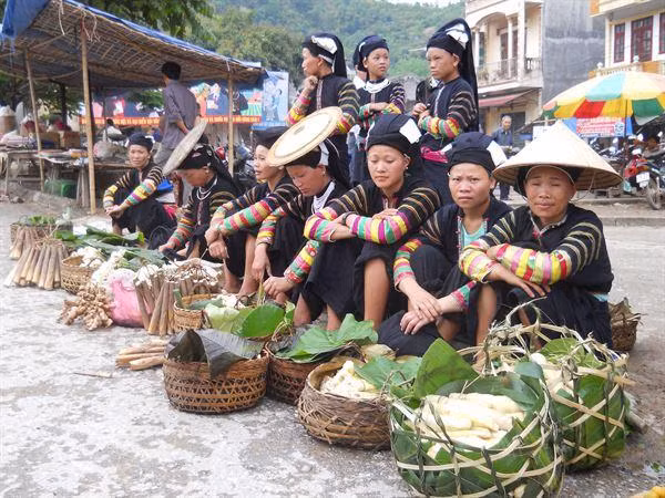 Đồng bào Lô lô (Bảo Lạc) trao đổi hàng hóa tại chợ phiên.