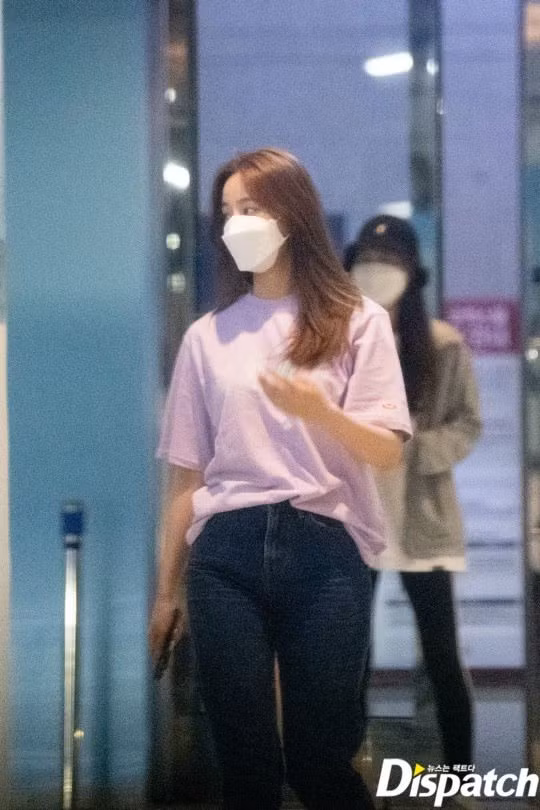 Lee Min Ho lái xe chở bạn gái đi xem phim lúc nửa đêm.