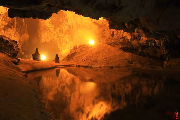 Động Ngườm Ngao là một động lớn được hình thành từ sự phong hoá lâu đời của đá vôi. Ngườm Ngao (tiếng dân tộc Tày có nghĩa là hang Cọp hay còn gọi “hang giữa thung lũng đá”) do người dân địa phương phát hiện năm 1921.