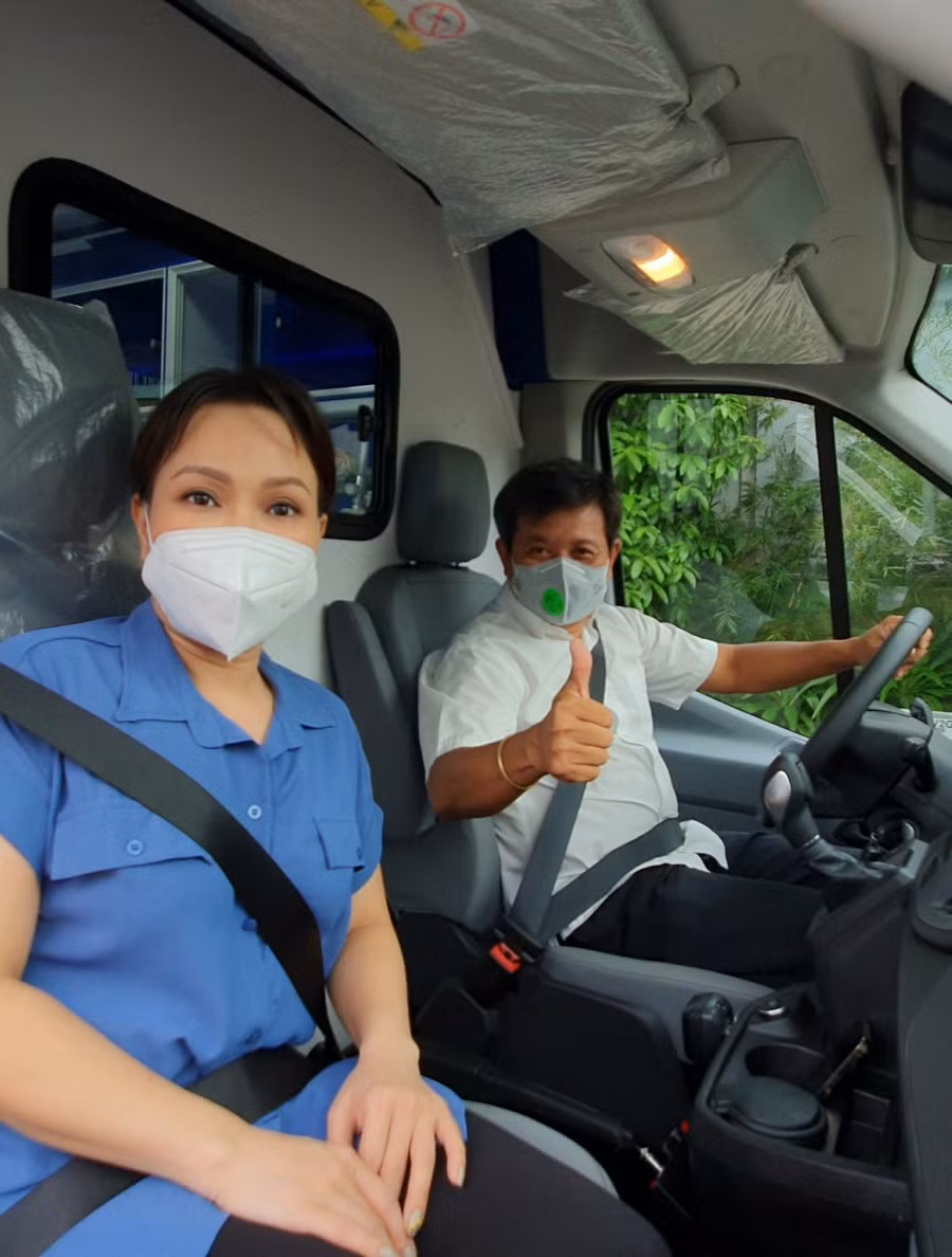 Nghệ sĩ Việt Hương tận tay trao tặng ông Đoàn Ngọc Hải chiếc xe cứu thương có giá trị hàng tỷ đồng.