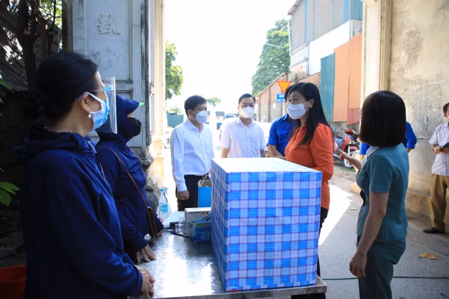 Lãnh đạo Ủy ban MTTQVN TP, LĐLĐ TP, Thành đoàn Hà Nội tặng quà, động viên lực lượng làm nhiệm vụ tại các chốt "vùng xanh".