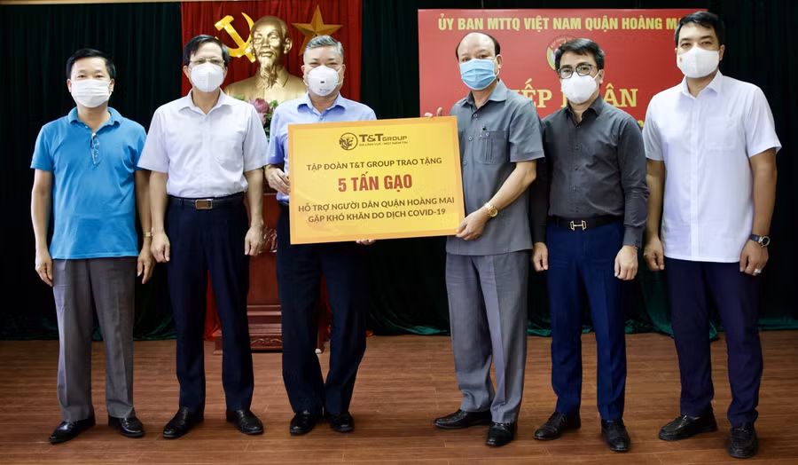 Ông Nguyễn Tất Thắng, Phó Tổng Giám đốc Tập đoàn T&T Group trao tặng 5 tấn gạo cho đại diện lãnh đạo quận Hoàng Mai (Hà Nội)