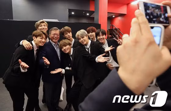 BTS chụp ảnh cùng Tổng thống Hàn Quốc Moon Jae In.