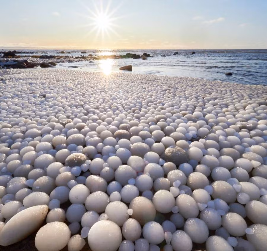 Một hiện tượng hiếm gặp đôi khi được quan sát thấy ở phía bắc của Phần Lan. Nước và gió tạo ra những quả trứng băng.