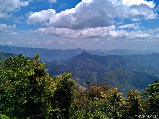 Phja Đén là một tài nguyên du lịch vô cùng giá trị của tỉnh Cao Bằng. Với khí hậu mát mẻ gần giống với SaPa và Tam Đảo, có nhiều hang động và thảm thực vật phong phú sẽ là địa điểm du lịch lý tưởng dành cho bạn khám phá và có những phút giây thư giãn thoải mái.Nếu bạn đến đây vào mùa đông thì còn có thể chiêm ngưỡng cảnh vật được tuyết phủ trắng xóa, rất đẹp mắt.