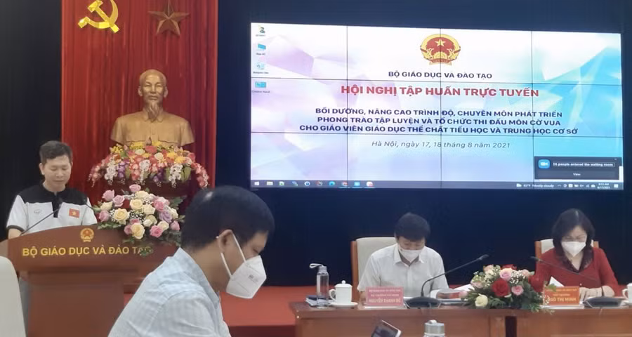 Ông Nguyễn Huy Du - CEO DUCAPITAL Holding và TOTA R&amp;D phát biểu và cam kết đồng hành cùng hoạt động phát triển các CLB Cờ vua học đường giai đoạn 2021-2025. (Ảnh: Huế Trần)