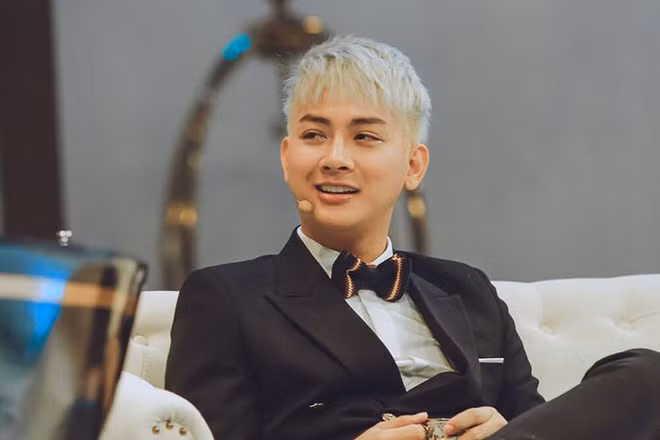 Nam ca sĩ Hoài Lâm.