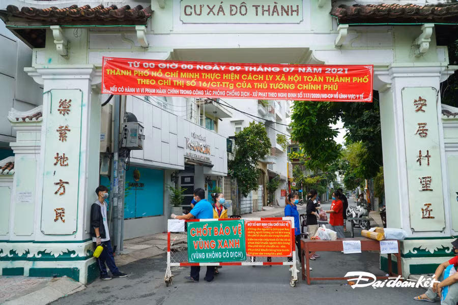 "Chốt bảo vệ vùng xanh" tại cổng vào Cư xã Đô Thành, trên đường Điện Biên Phủ tập trung đông lực lượng hỗ trợ hơn.