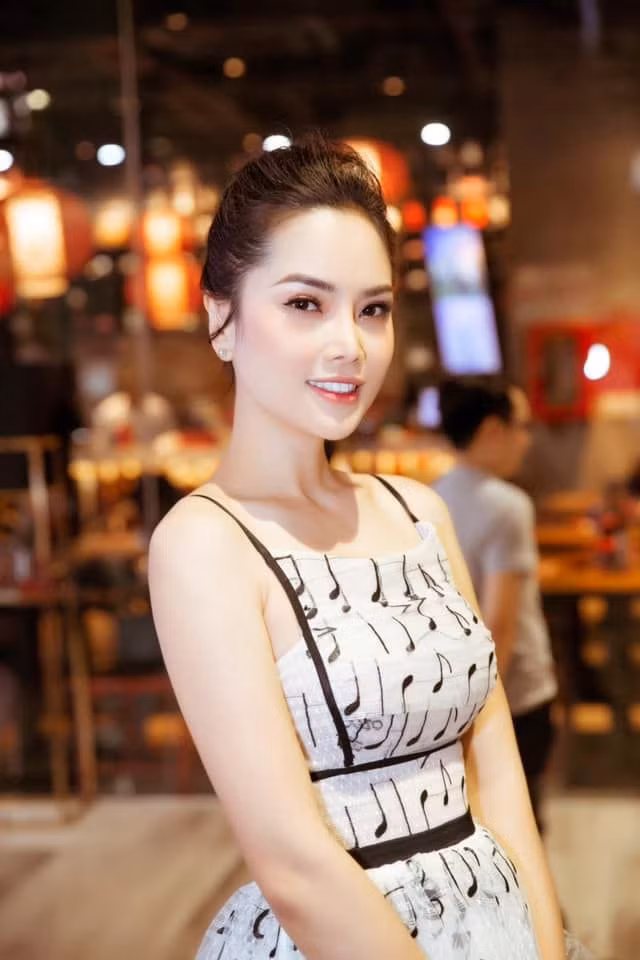 Á hậu Áo dài Đặng Thùy Giang.