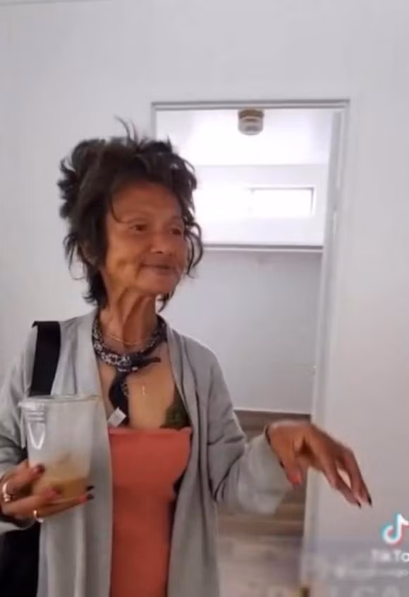 Kim Ngân tỏ ra khá thoải mái khi được em họ dẫn đi xem nhà mới.