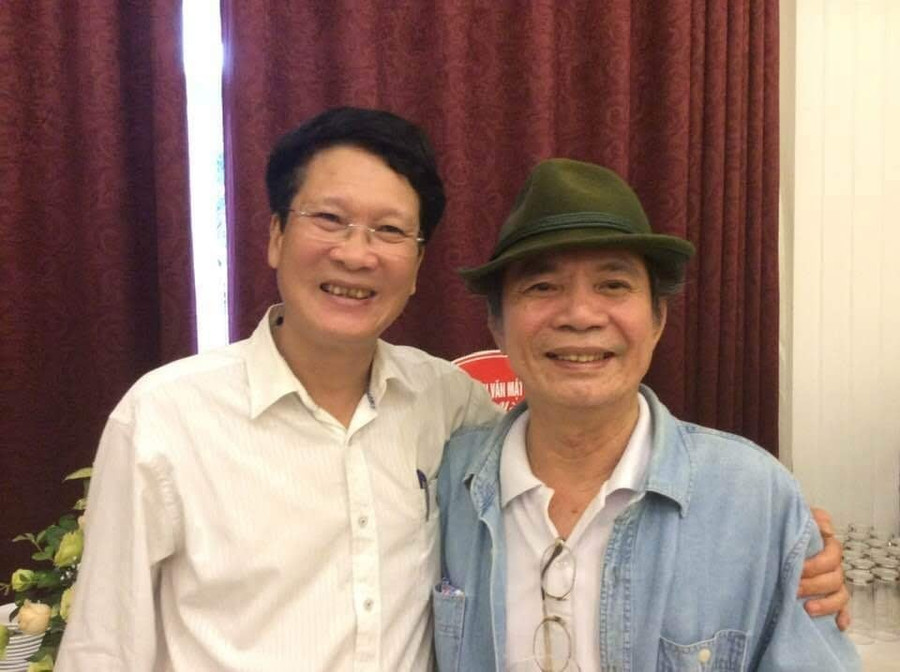 Nhà thơ Nguyễn Thành Phong với nhà thơ, nhạc sĩ Nguyễn Trọng Tạo Nhà thơ Nguyễn Thành Phong với nhà thơ, nhạc sĩ Nguyễn Trọng Tạo